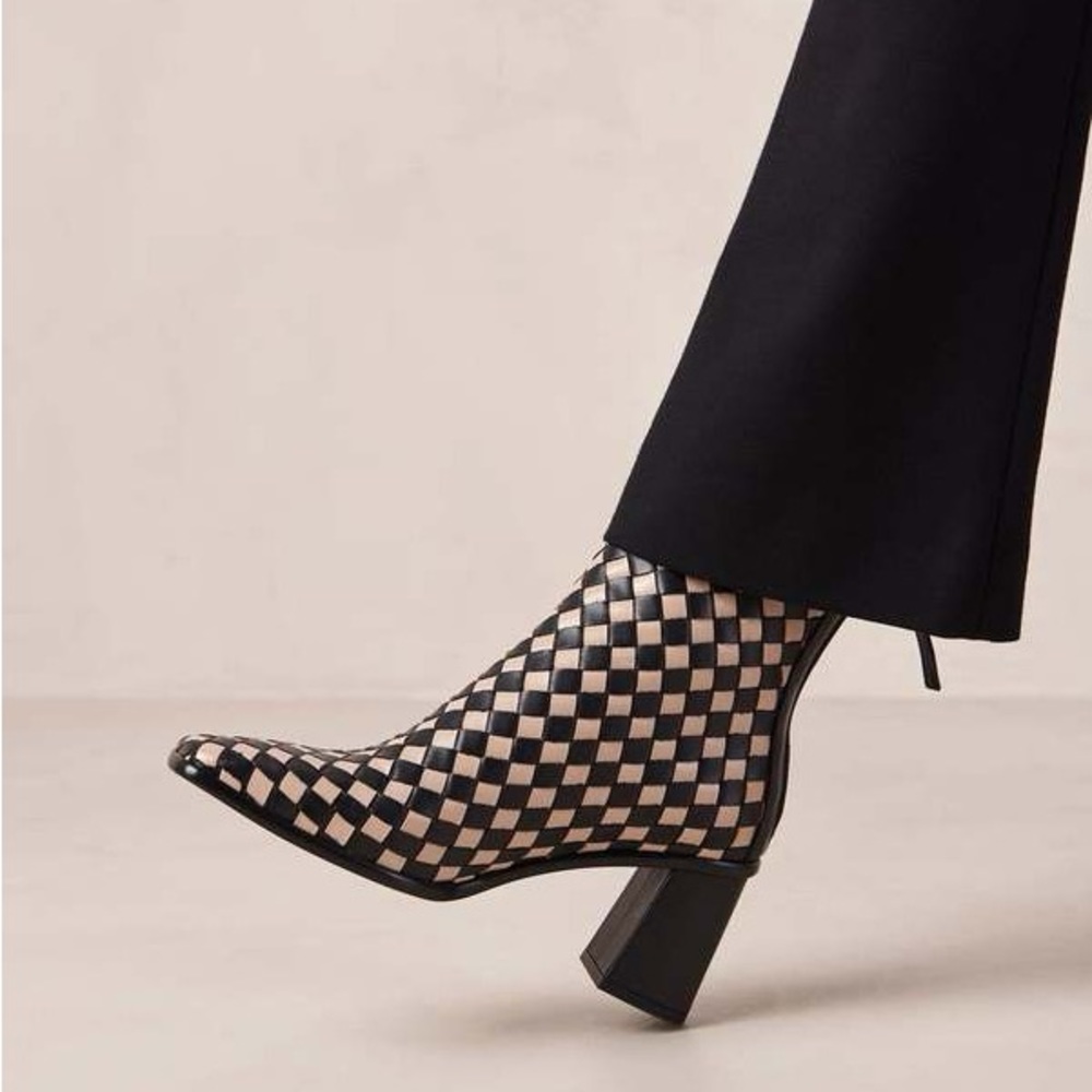 ALOHAS West Braided Boots in Black and Beige. 37